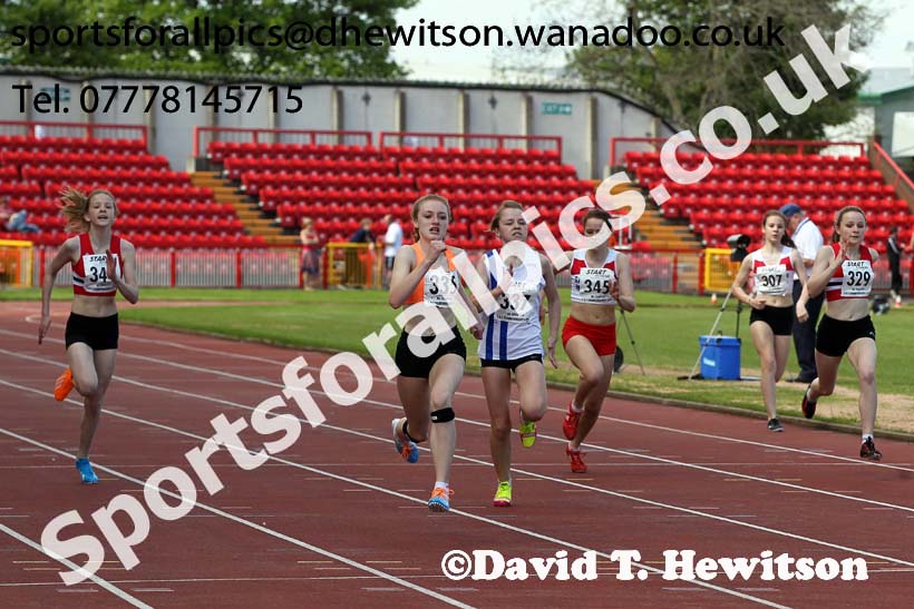 Under-15 girls 200 metres at the North Eastern Championships, Gateshead International Stadium.  Photos: David T. Hewitson/Sports for All Pics